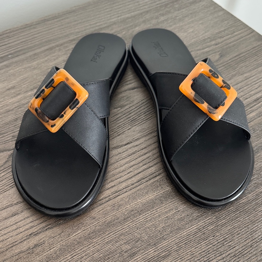 Olukai La'i Slide in excellent condition. Retails at Nordstrom for $90.